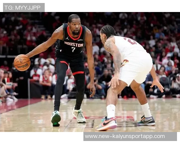 杜兰特首节火力全开半场表现抢眼助力球队进攻展现领袖风范