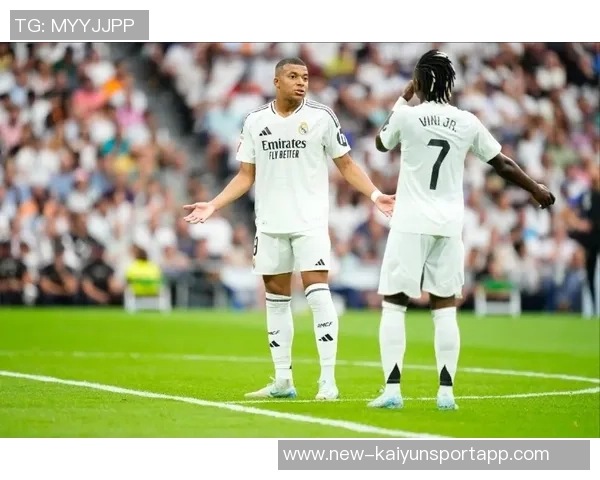 维尼修斯绯闻女友现身伯纳乌26岁三孩妈引发热议