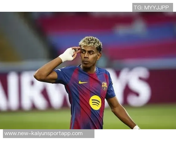 刚满18岁的小伙学驾照女友驾车送他去巴萨训练场